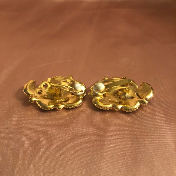 Vintage Gold Tone Paisley Clip-on Earrings - Picture 4 of 4